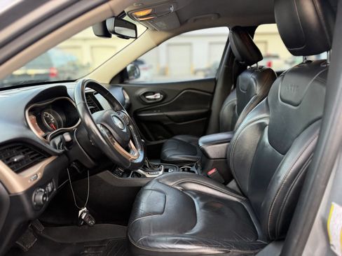 Used 2017 Jeep Cherokee Limited FWD image 2