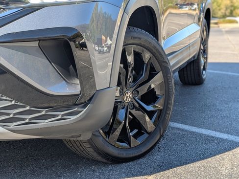 Used 2024 Volkswagen Taos SE w/ Panoramic Sunroof Package image 35