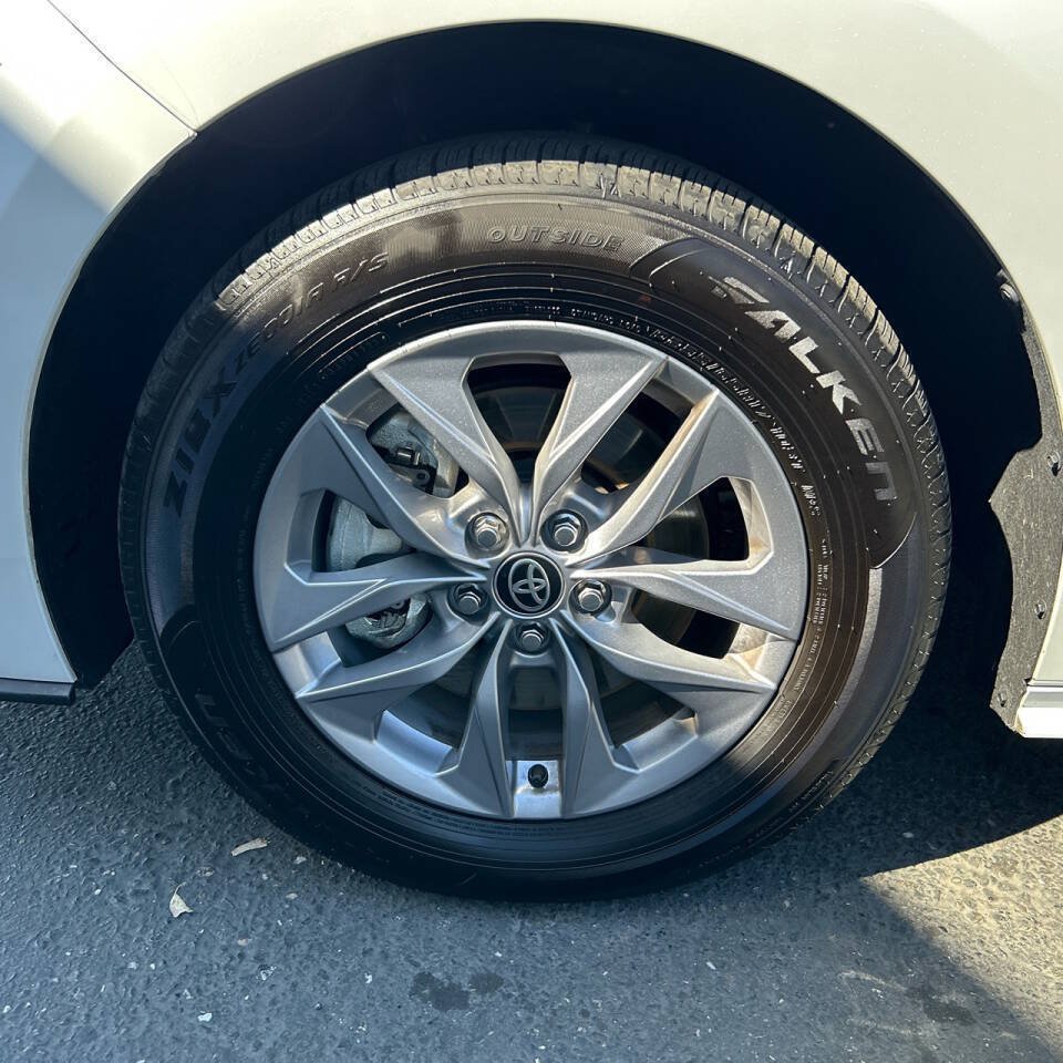 Used 2025 Toyota Sienna XLE w/ XLE Plus Package FWD image 27