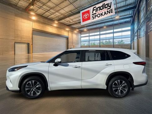 Certified 2023 Toyota Highlander XLE image 3