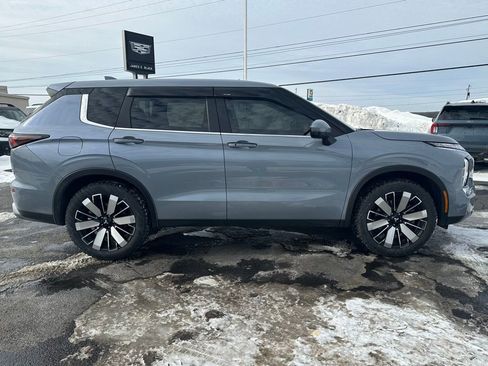 Used 2025 Mitsubishi Outlander SE image 9