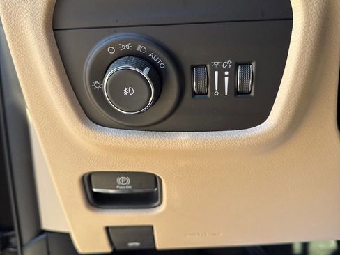 Used 2022 Jeep Grand Cherokee L Limited w/ Luxury Tech Group II image 14