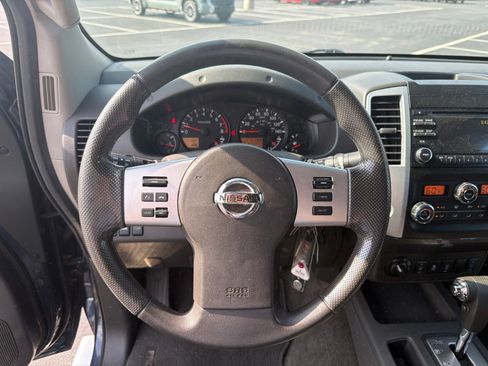 Used 2014 Nissan Frontier SV w/ SV Value Truck Package AWD/4WD image 12