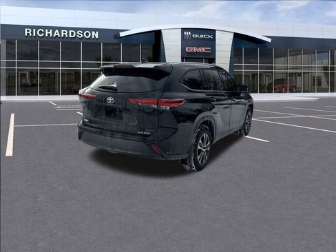 Used 2022 Toyota Highlander XLE image 5