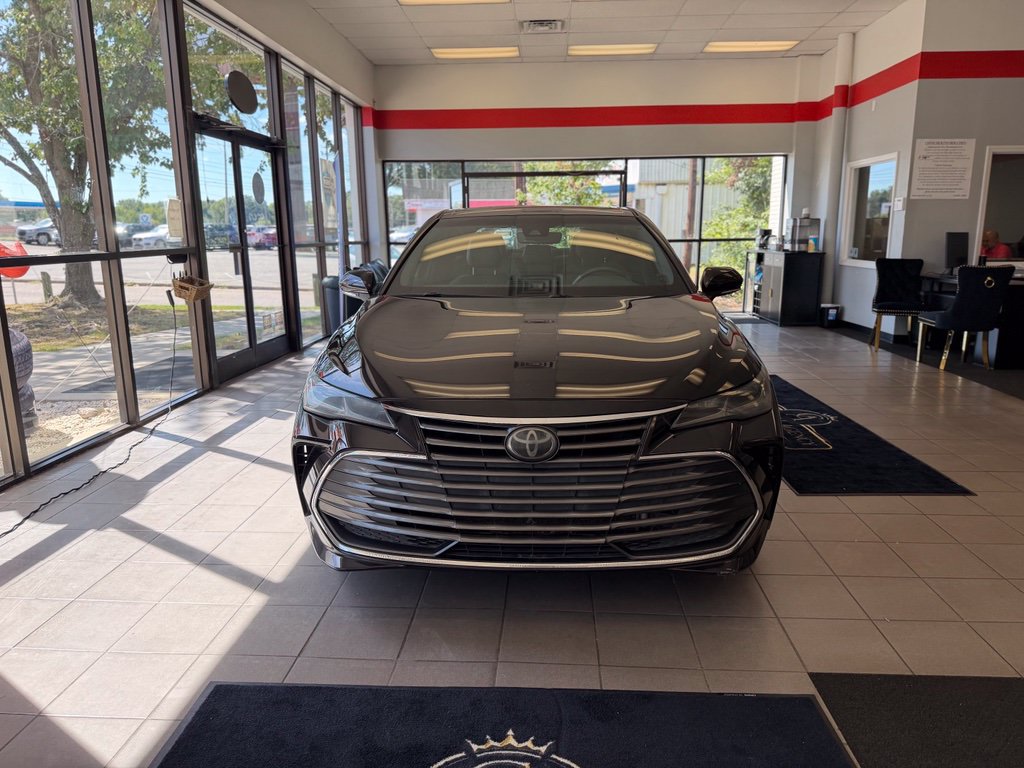 Used 2019 Toyota Avalon Limited FWD image 2
