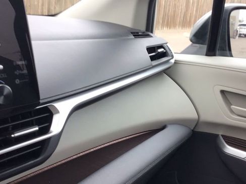 Used 2024 Toyota Sienna LE image 24