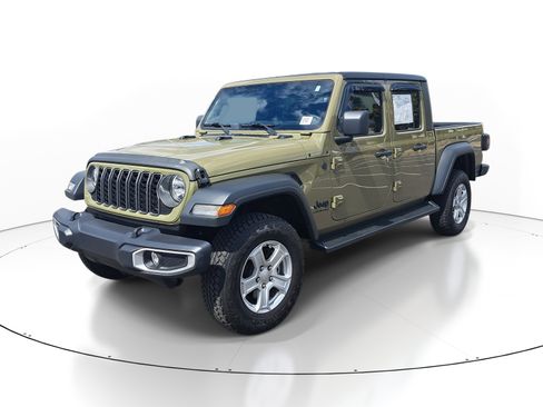 Used 2025 Jeep Gladiator Sport image 3