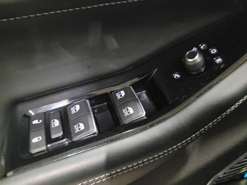 Used 2022 Jeep Grand Cherokee Overland w/ Luxury Tech Group IV AWD/4WD image 27