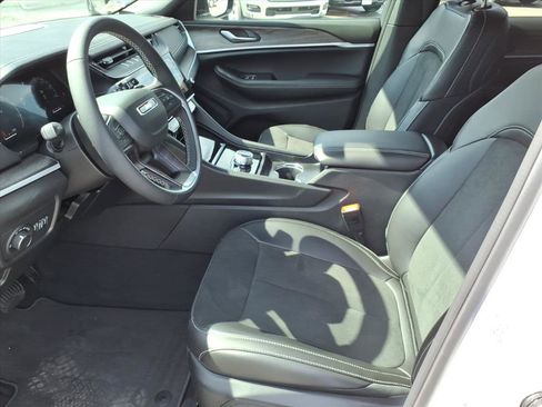 New 2026 Jeep Grand Cherokee Altitude image 2