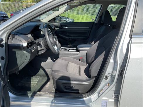Used 2024 Nissan Altima 2.5 SV FWD image 14