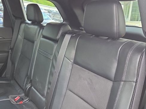 Used 2017 Jeep Grand Cherokee Altitude AWD/4WD image 18