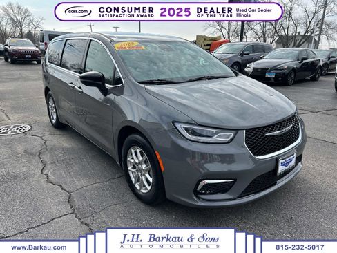 Used 2025 Chrysler Pacifica Select image 1