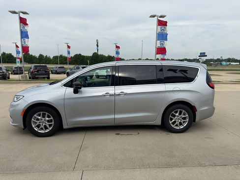 Used 2024 Chrysler Pacifica Touring-L FWD image 8