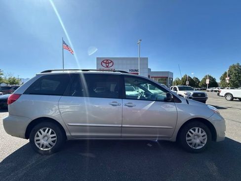 Used 2010 Toyota Sienna LE w/ Towing Prep Pkg FWD image 3