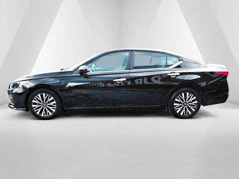 Used 2024 Nissan Altima 2.5 SV FWD image 4
