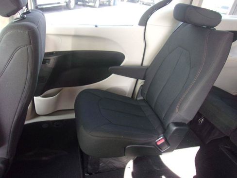 Used 2018 Chrysler Pacifica Touring Plus w/ Tire & Wheel Group FWD image 9