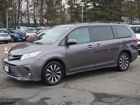 Used 2018 Toyota Sienna XLE w/ XLE Navigation Package image 10