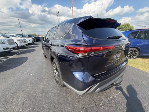 Used 2020 Toyota Highlander XLE AWD/4WD image 6