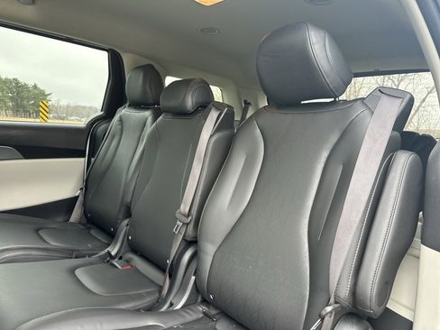 Used 2022 Kia Carnival LX image 19