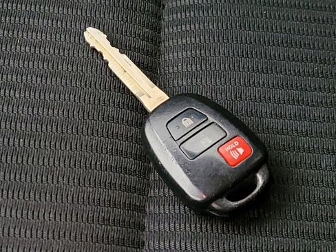 Used 2018 Toyota RAV4 LE image 32