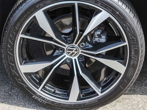 Used 2022 Volkswagen Tiguan SEL R-Line image 11