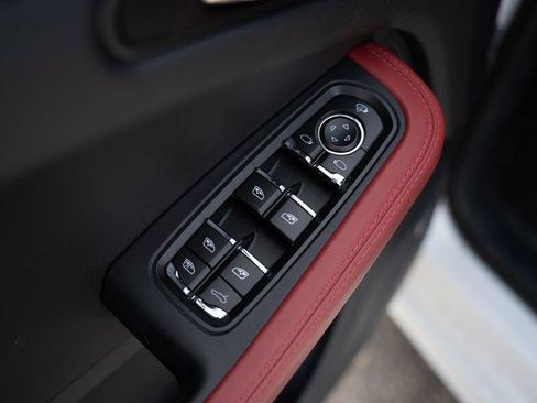 Certified 2025 Porsche Macan AWD/4WD image 16