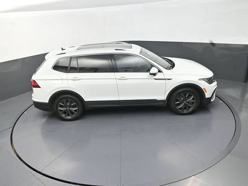 Used 2022 Volkswagen Tiguan SE w/ Panoramic Sunroof Package FWD image 30