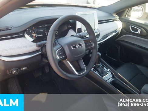 Used 2025 Jeep Compass Latitude AWD/4WD image 5