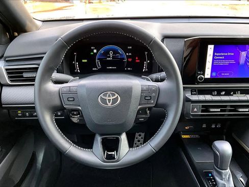 Used 2025 Toyota Camry SE image 6