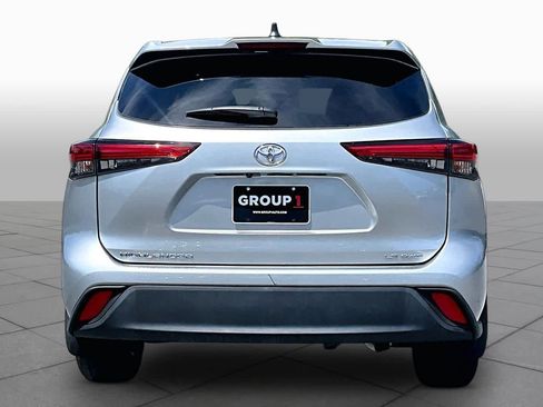 Used 2022 Toyota Highlander LE AWD/4WD image 5