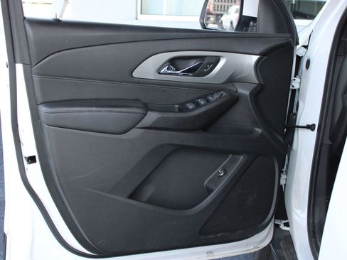 Used 2023 Chevrolet Traverse LT image 11