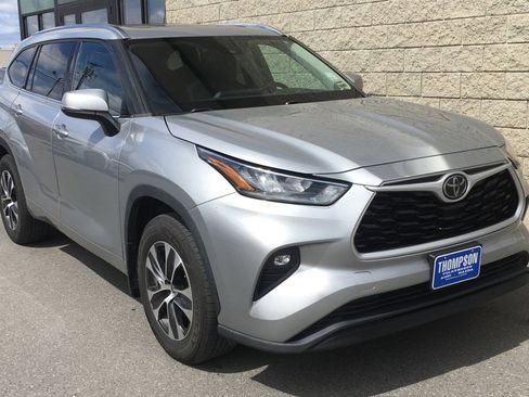 Used 2020 Toyota Highlander XLE AWD/4WD image 1