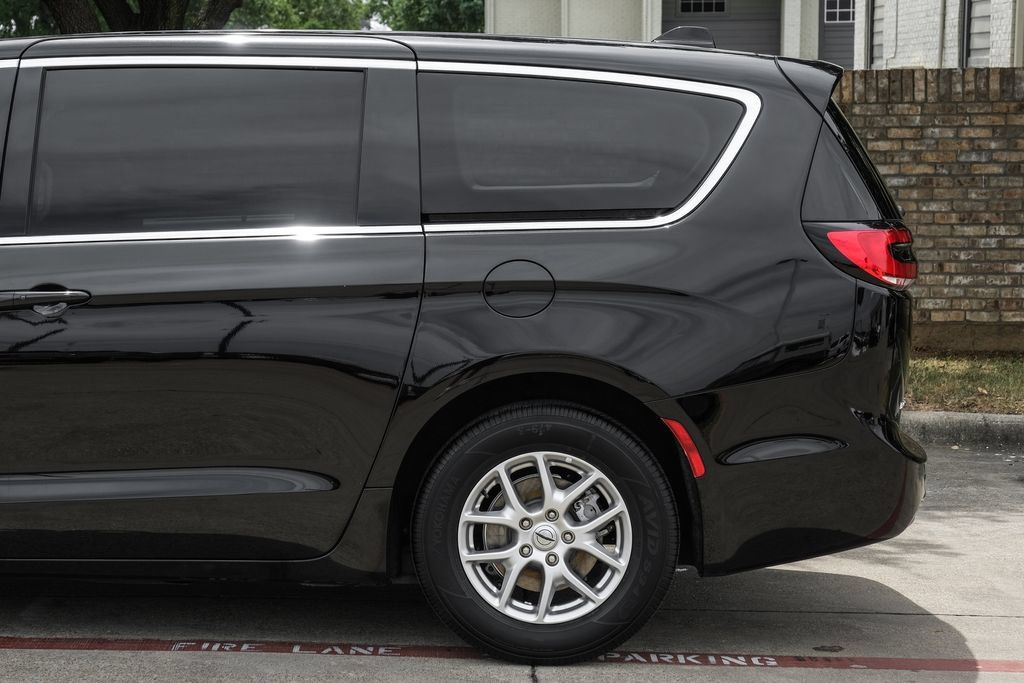 Used 2024 Chrysler Pacifica Touring-L FWD image 22