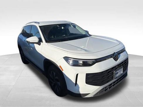 Used 2025 Volkswagen Tiguan S image 2