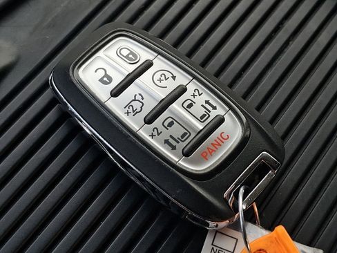 Used 2023 Chrysler Pacifica Touring-L image 33