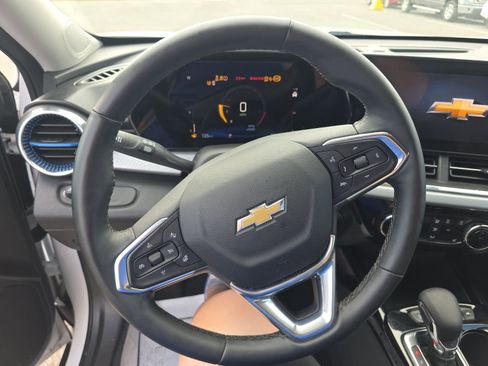 Used 2025 Chevrolet Trax LT w/ LT Convenience Package image 13