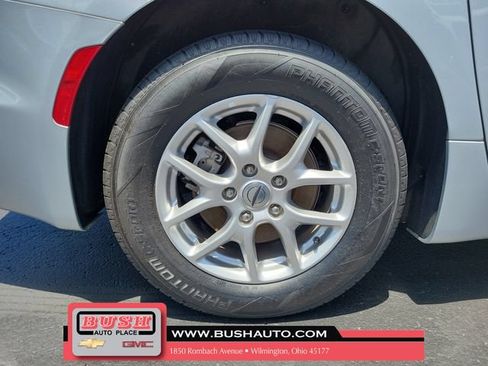 Used 2024 Chrysler Pacifica Touring-L FWD image 6