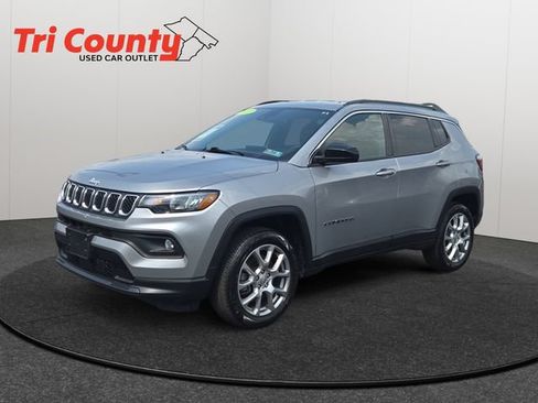 Used 2023 Jeep Compass Latitude AWD/4WD image 3