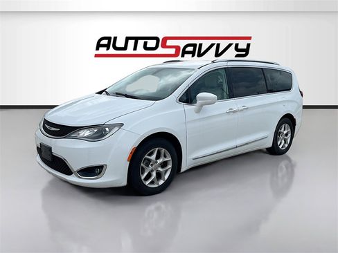 Used 2019 Chrysler Pacifica Touring-L Plus w/ Tire & Wheel Group image 3