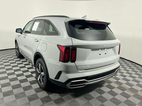 Used 2022 Kia Sorento EX w/ Panoramic Sunroof Package FWD image 6