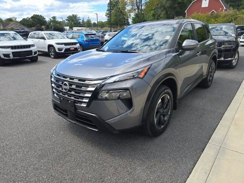 Used 2025 Nissan Rogue SV image 3