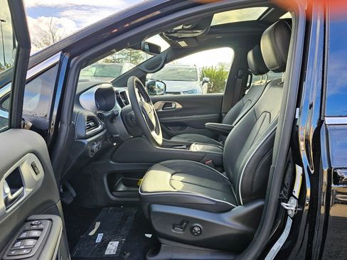 New 2026 Chrysler Pacifica Limited image 17