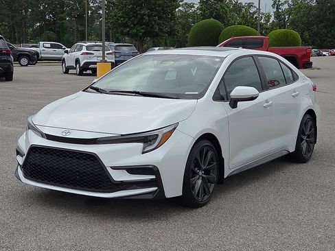 Used 2025 Toyota Corolla SE w/ SE Premium Package FWD image 2