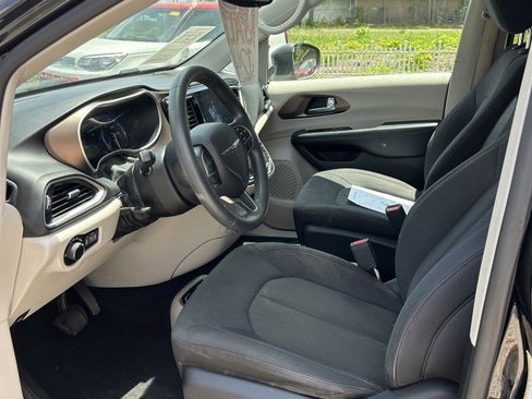 Used 2017 Chrysler Pacifica Touring FWD image 11