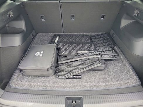 Used 2025 Volkswagen Tiguan SE R-Line FWD image 8