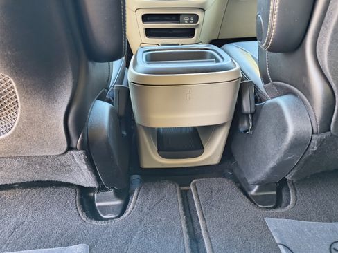 Used 2020 Chrysler Voyager Lxi FWD image 15