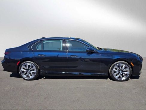 Used 2025 BMW 750e xDrive w/ Executive Package AWD/4WD image 3