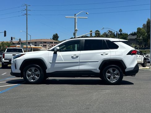 Used 2025 Toyota RAV4 XLE AWD/4WD image 2