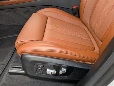 Used 2025 BMW X7 M60i image 22