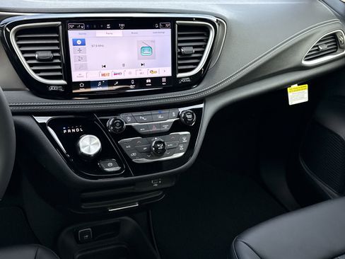 New 2026 Chrysler Pacifica Select image 16